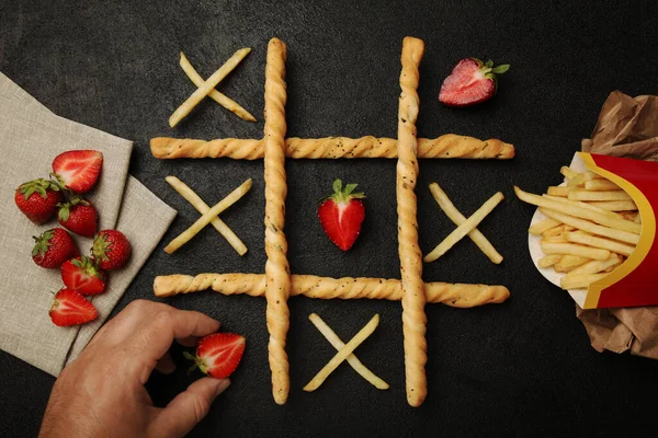 감자튀김 딸기를 가지고 장난을 건강에 건강에 음식을 — 스톡 사진