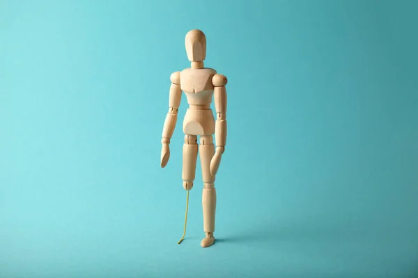 人工假腿的木制人形 被截肢者和残疾人的概念 — 图库照片