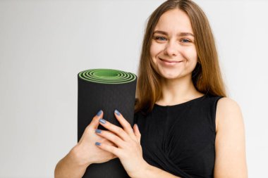 Yoga eğitmeni portresi ya da spor minderli pilates eğitmeni..