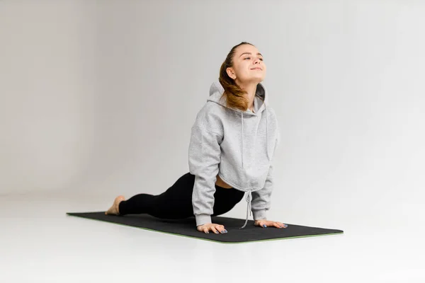 Estiramiento Yoga Postura Relajación Mujer Joven Relaja — Foto de Stock