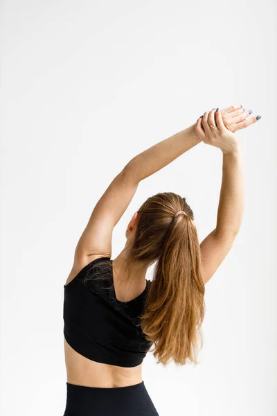 Ćwiczenia Aby Rozgrzać Plecy Kobieta Podniosła Ręce Widok Tyłu — Zdjęcie stockowe