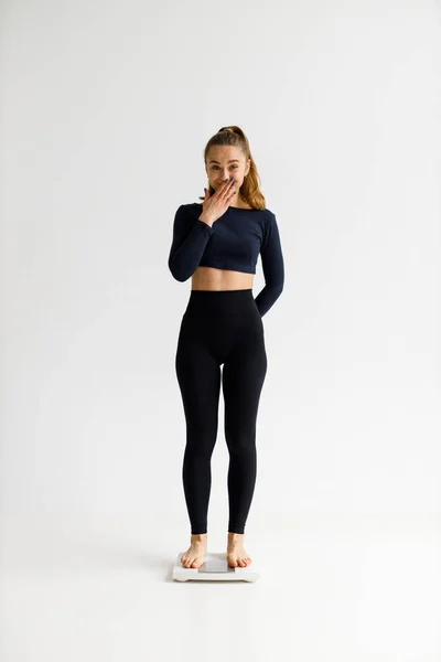 Jonge Vrouw Met Overgewicht Weegschaal Dieet Gewichtsverlies — Stockfoto