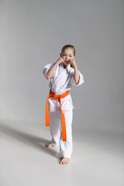 Liten Karatetjej Vit Kimono Slagsmål — Stockfoto