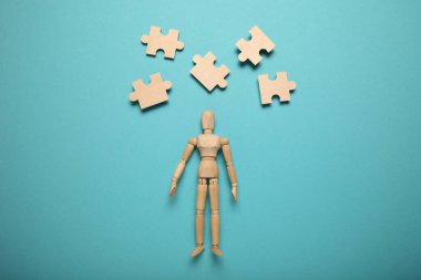 Tahta figür ve bulmacalar, iş hayatında problem çözme, yeni zorluklar. Yenilik ve takım çalışması.