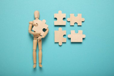 Ahşap bir figürün zihinsel deneyimleri, karmaşası, bulmacaları.