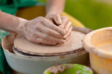 El işi çanak çömlek yapmak. Kadın elleri kilden seramik plaka kalıbı (esrar)).