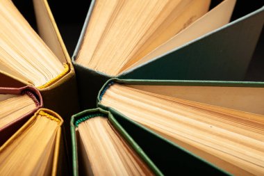 Okuma, eğitim ve edebiyat için klasik kağıt kütüphane kitapları. Bilgi güçtür.!