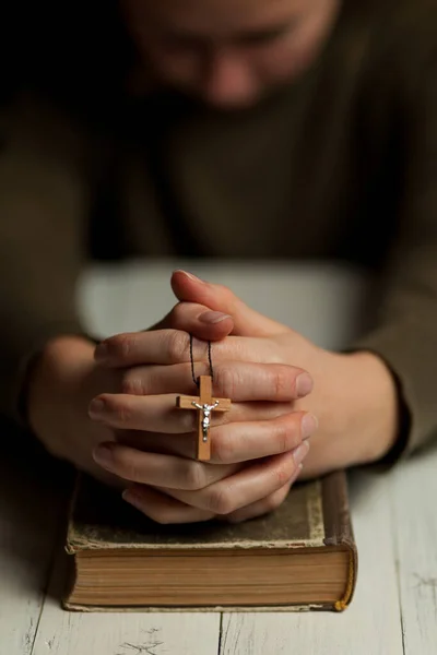 Mujer Religiosa Rezando Con Crucifijo Sus Manos Espiritualidad Religión Católica — Foto de Stock