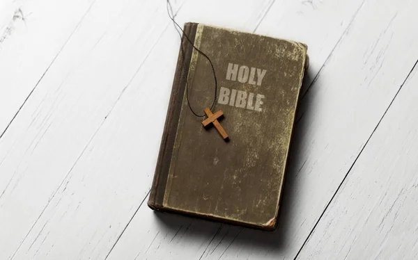 Biblia Cristiana Mala Calidad Vintage Sobre Fondo Madera Blanca — Foto de Stock