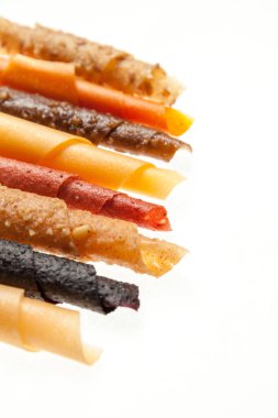 Meyve büfesi, pastil beyaz arka planda izole edilmiş. Sağlıklı atıştırmalıklar, çocuklar için doğal beslenme..