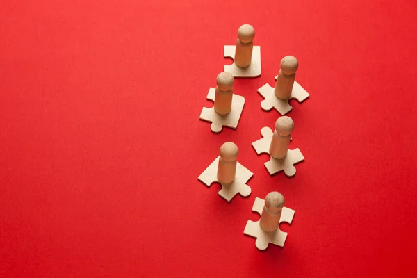 Figure Legno Puzzle Sfondo Rosso Come Simbolo Team Building Gente — Foto Stock