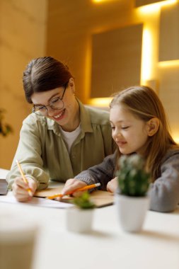 Gülümseyen öğretmen ve öğrenci, bilişsel beceriler geliştiriyor. Modern ilkokul.