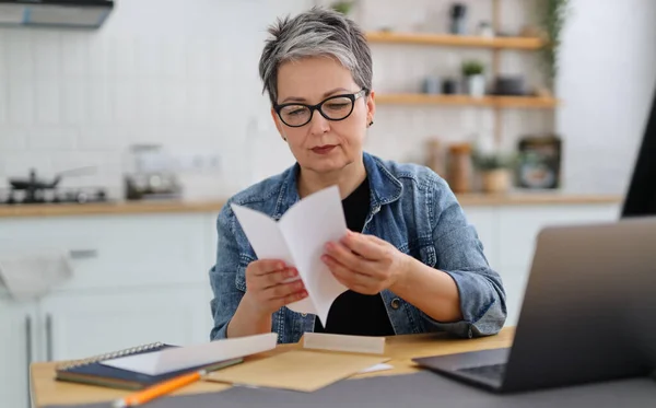 Gözlüklü Ciddi Bir Kadın Dizüstü Bilgisayarın Yanındaki Masada Posta Banka — Stok fotoğraf