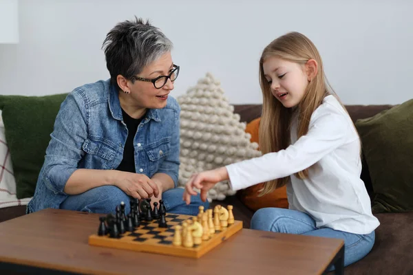 Μια Ενήλικη Γυναίκα Παίζει Σκάκι Ένα Κοριτσάκι Στο Εσωτερικό Ενός — Φωτογραφία Αρχείου