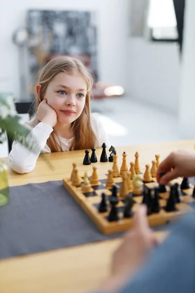 Συγκεντρωμένο Κοριτσάκι Που Παίζει Σκάκι Μαθαίνει Νέες Στρατηγικές — Φωτογραφία Αρχείου