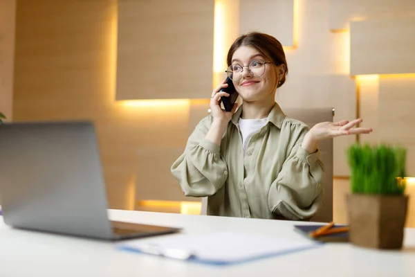 Chiacchierando Telefono Durante Orario Lavoro Confusa Giovane Donna Sul Posto — Foto Stock