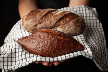 Havlunun üzerinde tam tahıllı ekmek. Kırsal kahvaltı.