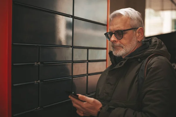 Senior Man Smartphone His Hands Self Service Mail Terminal Automatic — Foto de Stock
