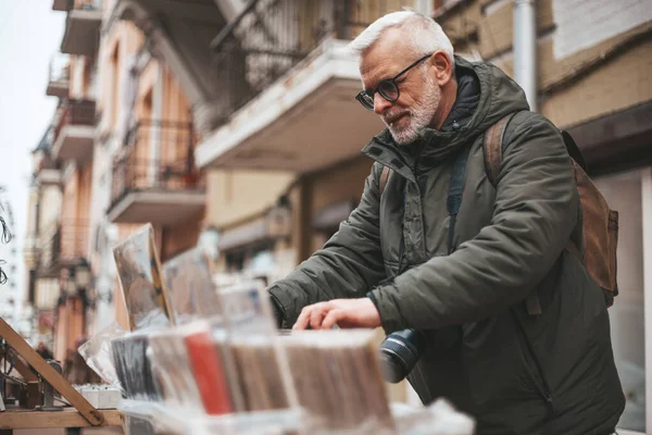 Senior Man Chooses Vintage Vinyl Records Flea Market Buys Rare — Foto de Stock