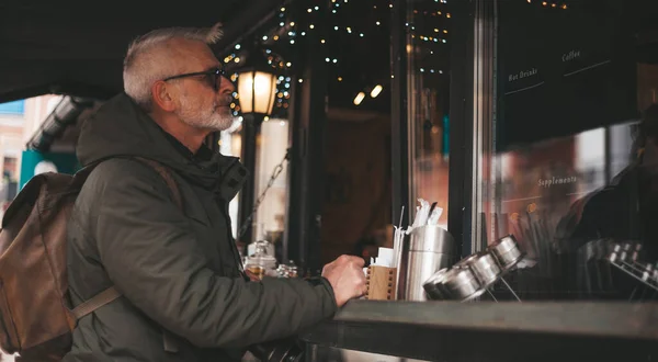 Senior Man Buys Drink Street Stall Small Shop Customer — Foto de Stock