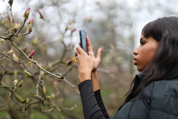 Junge Afrikanische Studentin Macht Handy Foto Von Frühlingsblumen Park — Stockfoto