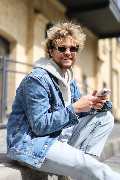 Smiling Blond Man Sunglasses Phone Street — Stock Photo, Image