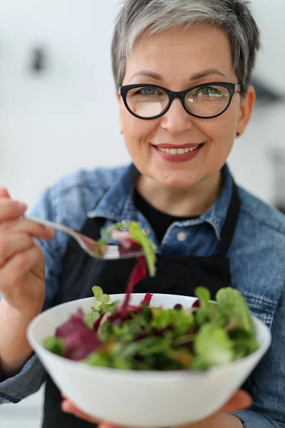 Retrato Feliz Mujer Mayor Sonriente Comiendo Ensalada Verduras Plato Cocina — Foto de Stock
