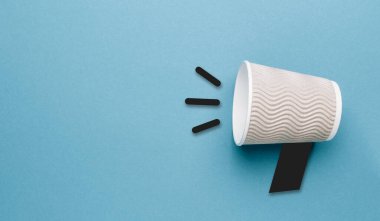 Kahveyi mavi arka planda bağırış çağırış konseptiyle götür. Promosyon ya da reklam satışı.