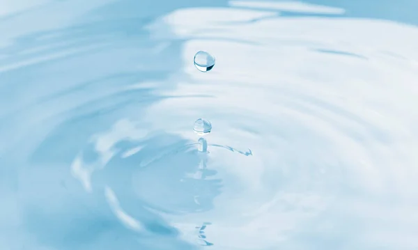 Goccia Acqua Sfondo Schizzi Piccolo Impatto Provoca Grandi Cambiamenti Ondulazione — Foto Stock