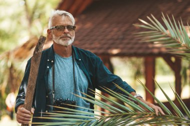 Sakallı bir adam doğanın içinde yürüyor. Yaşlandıkça seyahat eder, yürür. Maceralar ve yeni deneyimler.