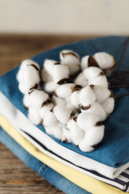 Bir yığın organik giysi ve pamuk rengi. Çevre dostu kumaş dükkanı.