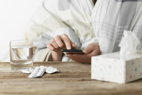 Woman Cold Writes Symptoms Chat Doctor Smartphone Remote Consultation Telemedicine — Stockfoto