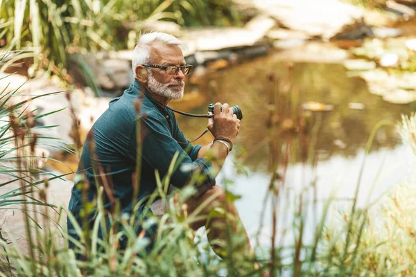 Anciano Descansa Solo Con Naturaleza Turista Pensionista Sienta Cerca Del — Foto de Stock
