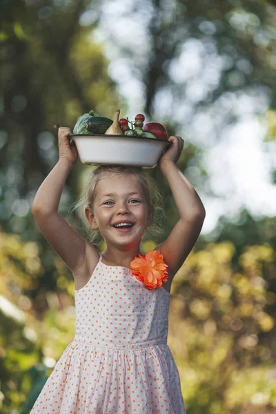 Весела Маленька Дівчинка Посмішкою Тримає Тарілку Овочів Голові Сільськогосподарське Збирання — стокове фото