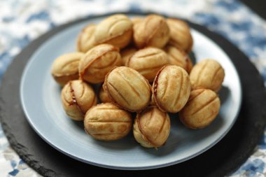 Tatlı Rus kurabiyeleri. Yoğunlaştırılmış sütlü fındık..