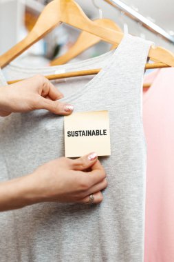Organik giysiler. Etiket - sürdürülebilir moda. İkinci el..