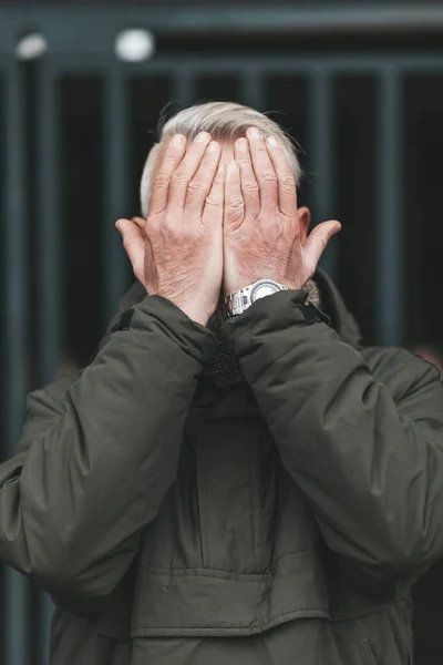 老人は顔を手でおおった 年齢の危機 人々のうつ病 大人の過ちと絶望 — ストック写真