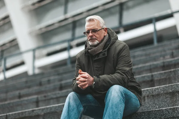 Oración Dios Anciano Sienta Aire Libre Esperando Piensa Solo Deprimido —  Fotos de Stock