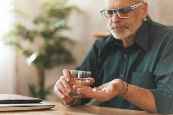 Pijnstillers Senior Man Met Pillen Een Glas Water Zijn Handen — Stockfoto