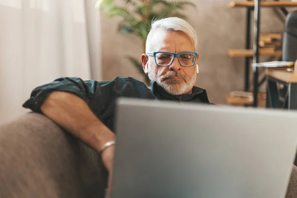 Důchodu Laptopem Starší Muž Plnovousem Pracuje Doma Počítače Online Nakupování — Stock fotografie