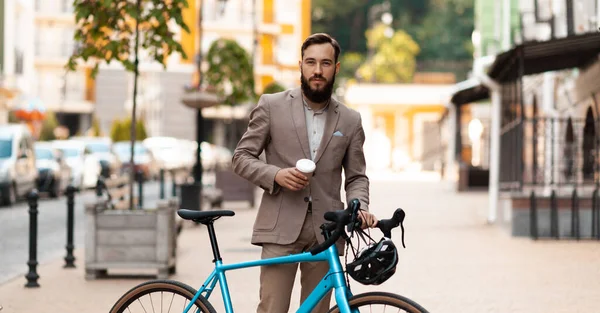 生態都市交通の1つです 路上で自転車を持ってスーツを着たビジネスマン 朝の自転車に乗って仕事をする — ストック写真