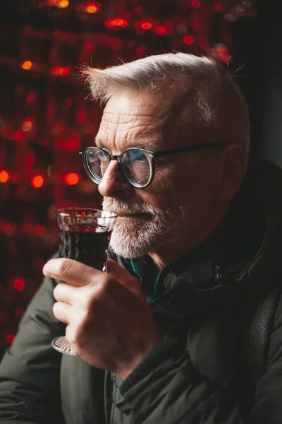 Retrato Anciano Que Disfruta Del Alcohol Degustación Licor Rojo —  Fotos de Stock