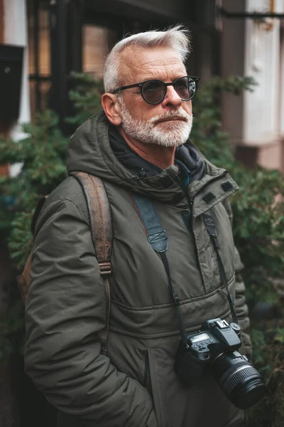 アクティブな年金受給者の肖像画 成熟した男性写真家 — ストック写真
