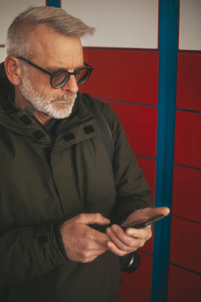 Senior Man Med Smartphone Och App Nära Postutdelningsmaskin Självbetjäningsterminal För — Stockfoto