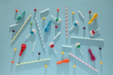 Çocuk tatilinin şenlikli arka planı (şablon). Neşeli bir doğum günü partisi Mavi arka planda tatlılar.