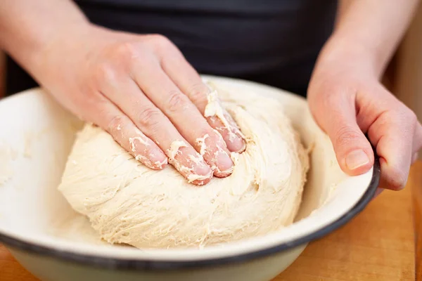 将自制酵母面团揉碎在碗中 面团面包 — 图库照片