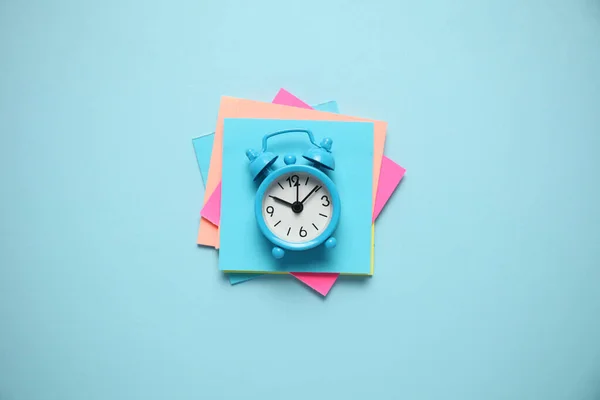 Blauwe Wekker Papieren Herinnering Tijdbeheer Prioriteiten Efficiëntie Controle Doelstellingen — Stockfoto