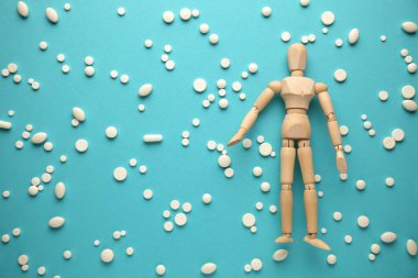 Beyaz haplar (uyuşturucu) ve tahta adam. Antibiyotiklerle tedavi. Farklı vitaminler, ağrı kesicilere bağımlı..