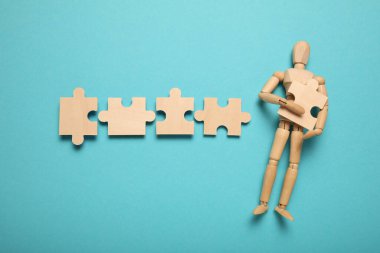 Anlamak, sorunlar ve depresyon, ahşap figürün elinde bulmacalar..