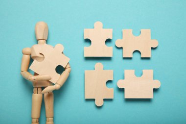 Tahta figür ve bulmacalar, iş hayatında problem çözme, yeni zorluklar. Yenilik ve takım çalışması.